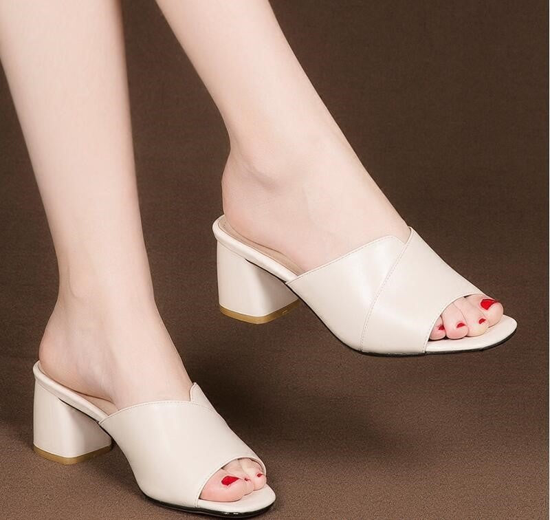 Talons épais et bride à la cheville