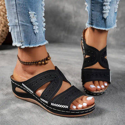 Paire de sandales orthopédiques et antidérapantes, conçues pour le confort et la sécurité.﻿