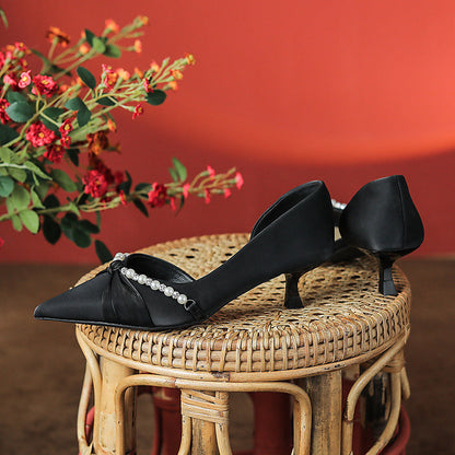 Chaussures à talons hauts en satin.