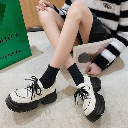 Chaussures à lacets en cuir souple.