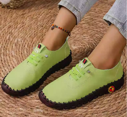 Chaussures orthopédiques souples et respirantes.