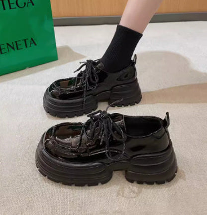 Chaussures à lacets en cuir souple.