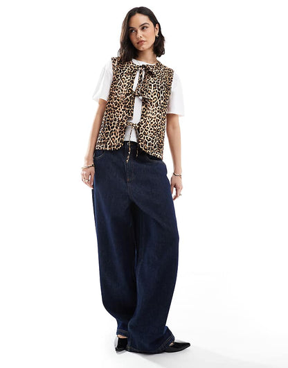 Gilet matelassé à détail noeud léopard.