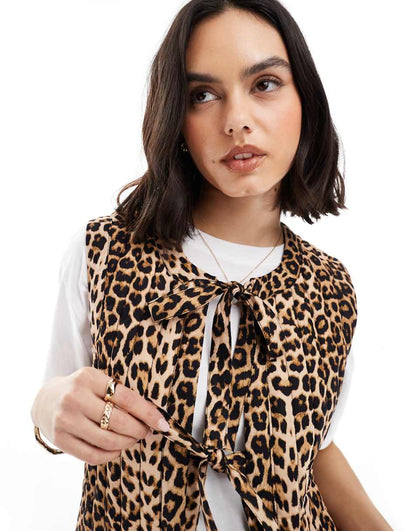 Gilet matelassé à détail noeud léopard.