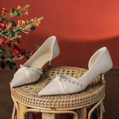 Chaussures à talons hauts en satin.