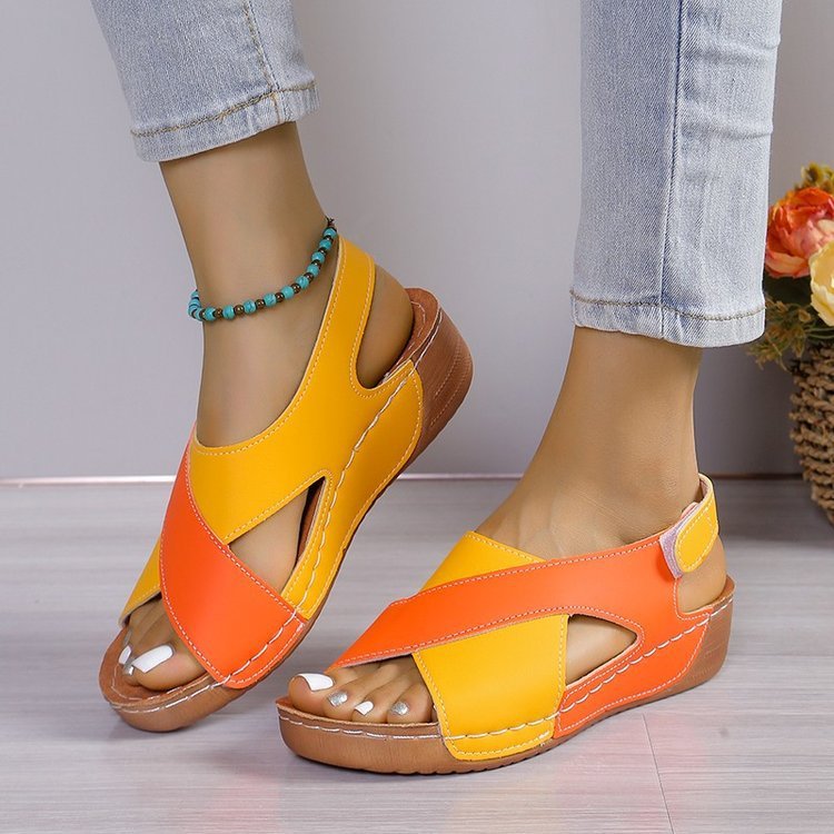 Sandales croisées et colorblock