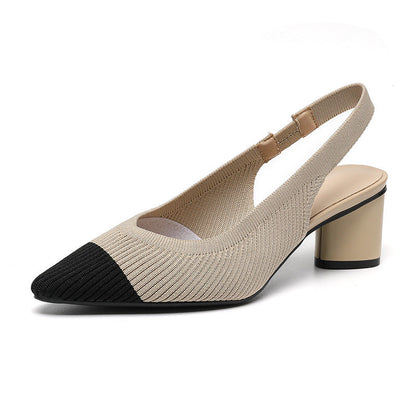 Sandales à talons épais et bout fermé.