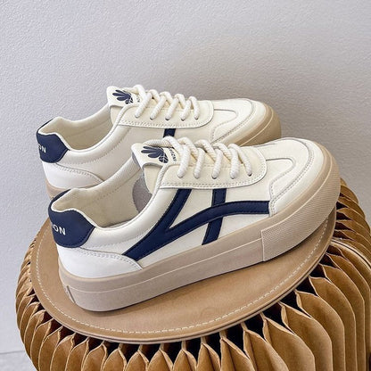 Chaussures à plateforme blanches.