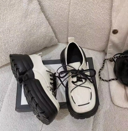 Chaussures à lacets en cuir souple.