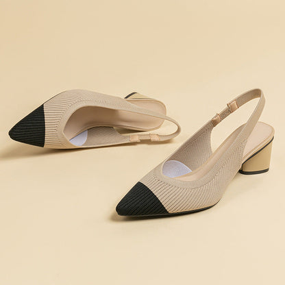 Sandales à talons épais et bout fermé.