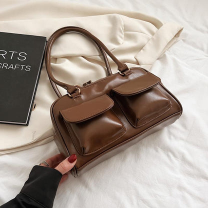 Sac à bandoulière multi-poches pour femme.