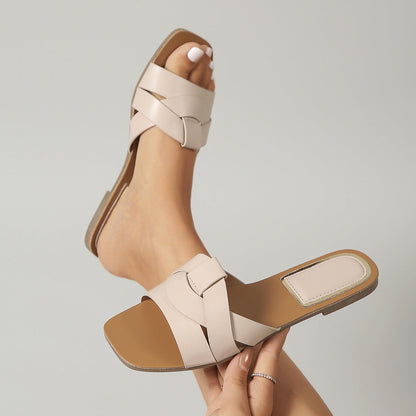 Sandales plates croisées tissées.