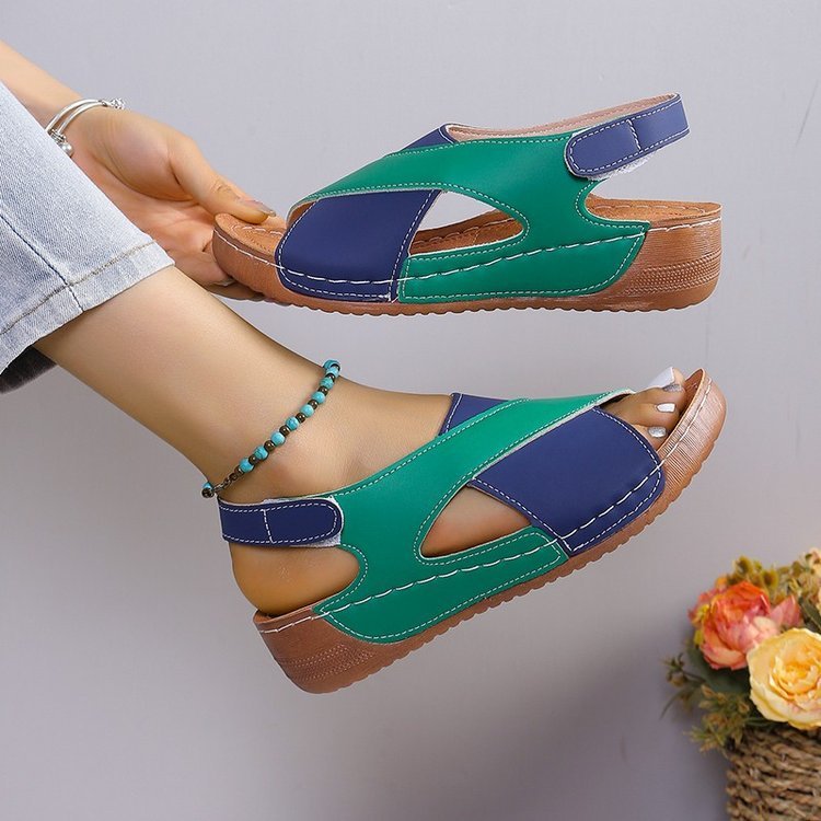Sandales croisées et colorblock