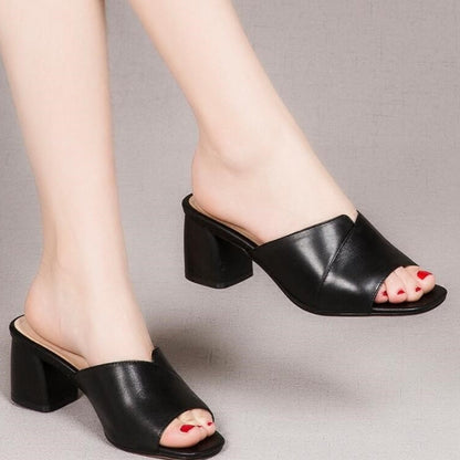 Talons épais et bride à la cheville.