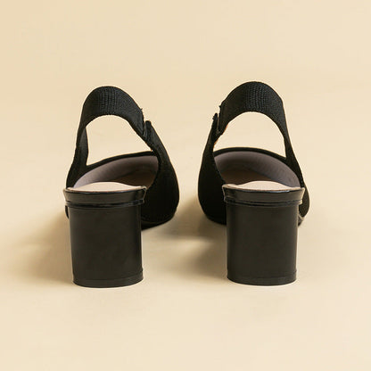 Sandales à talons épais et bout fermé.