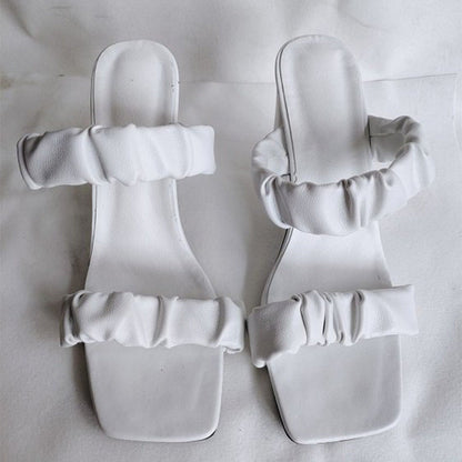 Sandales à talons hauts et bout carré.