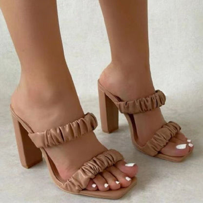 Sandales à talons hauts et bout carré.