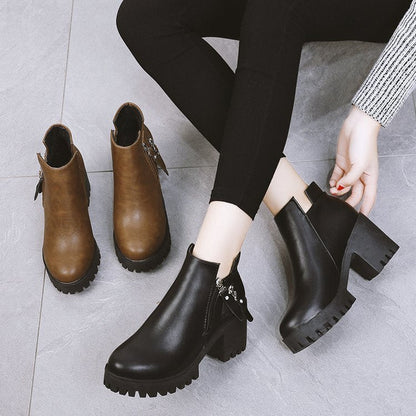 Bottines à plateforme et talons épais.