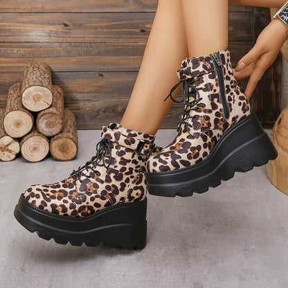 Paire de bottes Martin augmentant, style robuste et moderne.