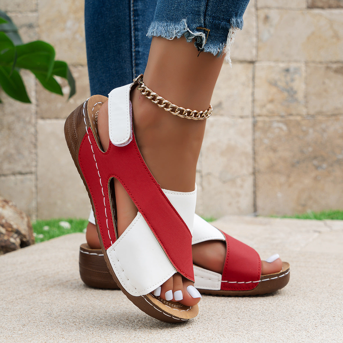 Sandales croisées et colorblock