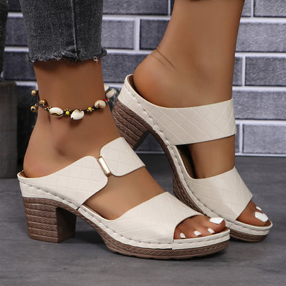 Sandales à talons carrés et bout ouvert.